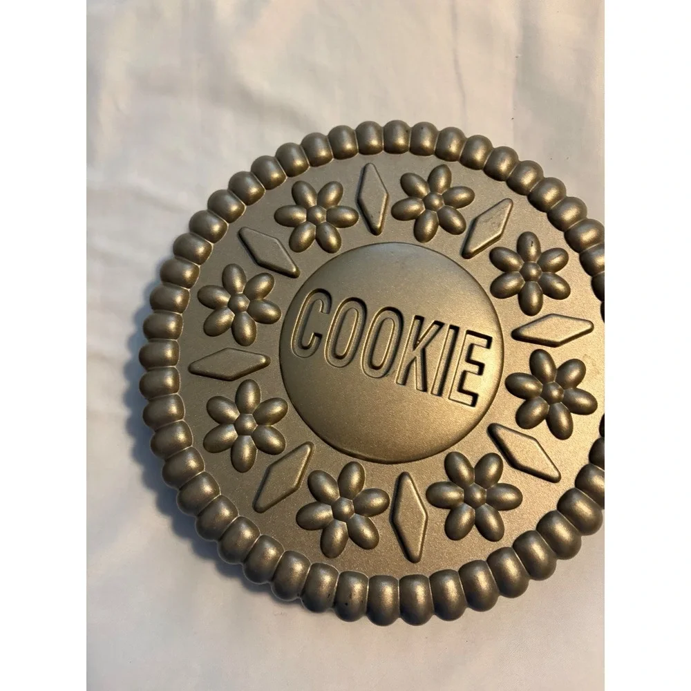 Chicago Metallic Cookie Tart Pans Giant Sandwich Cookie Molds Gold 9 Inch Set/ 2